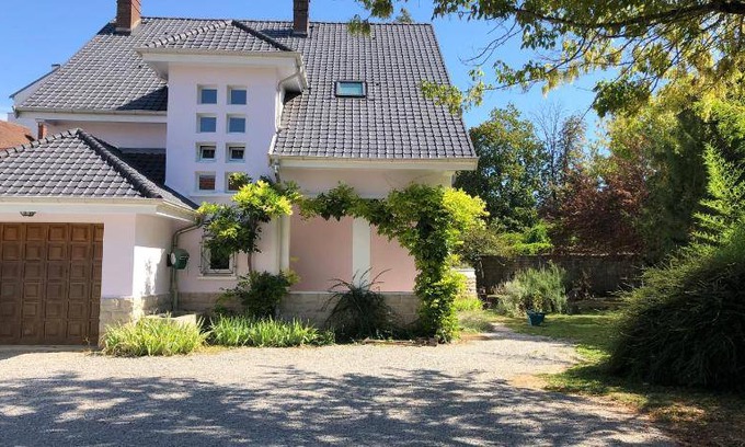 Lons-le-Saunier Apartment | 90 m² Apartment ∙ 2 bedrooms ∙ 6 guests