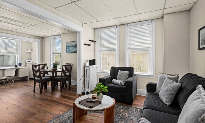 Superior Apartment | 923 · Cumming Avenue Rentals #923