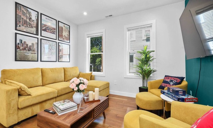 East Somerville House | 9BR6Bth Entire House Parking MIT/Harvard/TD Garden