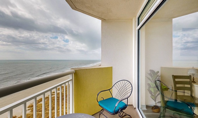 Ash Condo | 9th floor oceanfront condo w/balcony, shared pools & hot tubs
