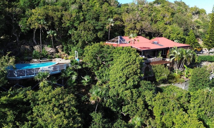 Estate Dorothea House | A 15 ACRE PRIVATE NATURE RETREAT BY THE OCEAN