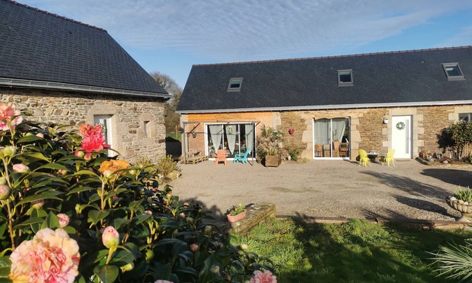 Plouigneau House | A 17 Minutes des Plages, Gîte de L'hermine Curieuse, Idéal Pour les Familles