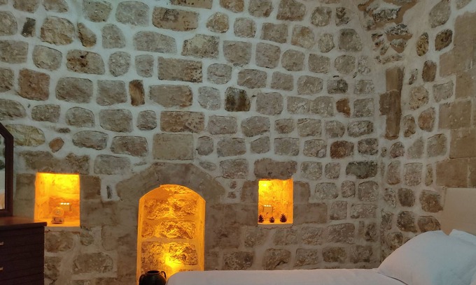 Artuklu Apartment | A 200-year-old stone house in the center of the historic cıty