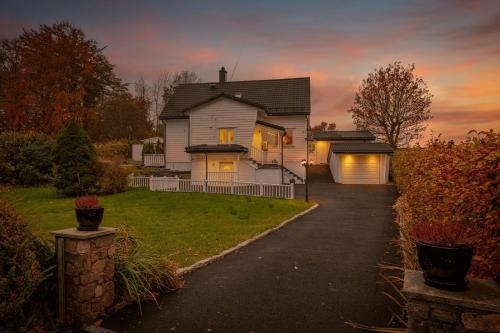 Laksevag Apartment | A beautiful 3-bedroom apartment with stunning views and free parking