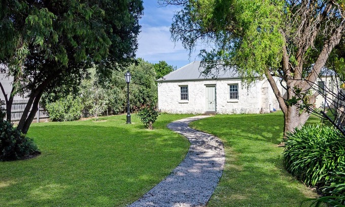Port Fairy Cottage | A beautiful combination of old and news in this 4 bedroom cottage