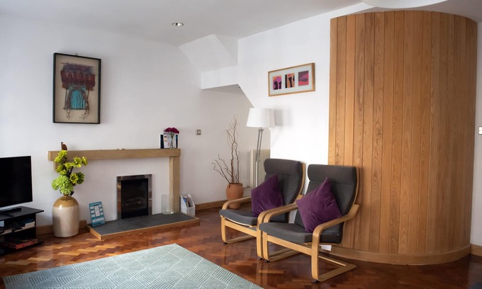 Old Town Apartment | A beautiful property steeped in history on Edinburgh's Royal Mile. Sleeps 6.