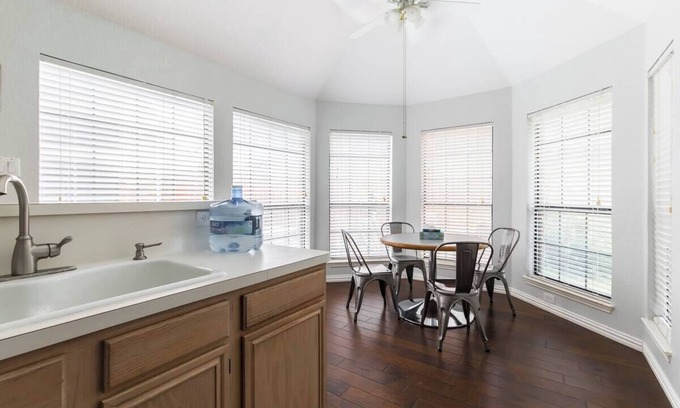 Lewisville House | A beautiful & quite home right off I-35 high way