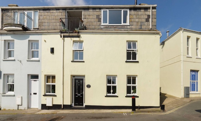 Port Saint Mary Apartment | A beautiful tall seaside townhouse located close to the picturesque harbour of Port St Mary, enjoyin