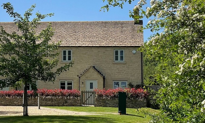 Chipping Campden Cottage | A beautifully themed Cotswold cottage with a modern but classic country interior