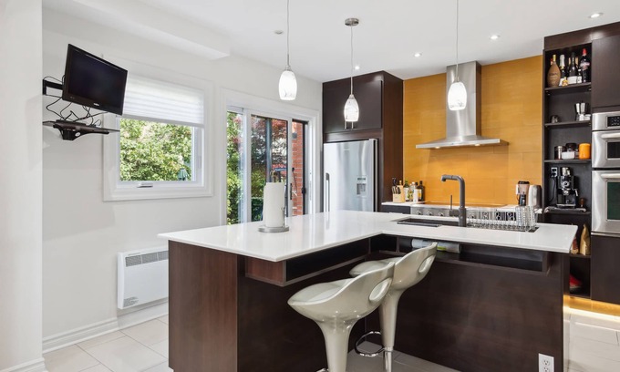 Cote-Saint-Paul Cottage | A big Cozy house near Downtown and the coolest street.
