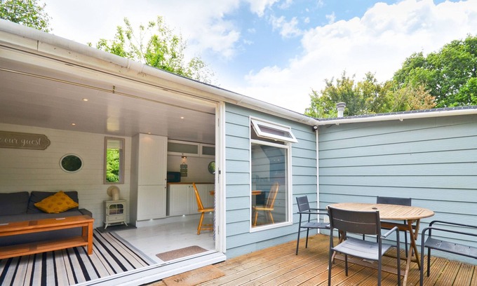 Whippingham Cottage | A chalet that sleeps 4 guests in 2 bedrooms