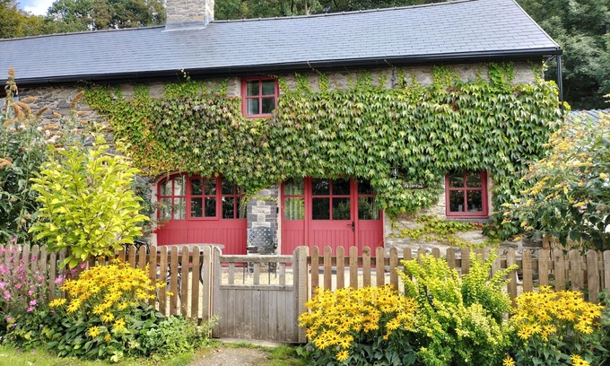 Lampeter Cottage | A characterful former Carriage House, located in peaceful scenic countryside