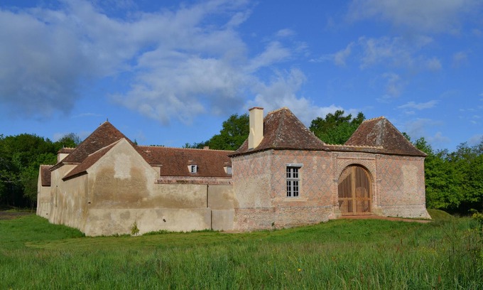 Chapeau Other | A charming and cozy little castle, surrounded by ponds. Nature, calm .