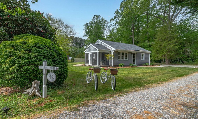 Irvington Cottage | A charming and peaceful getaway in the heart of Irvington, Virginia.n