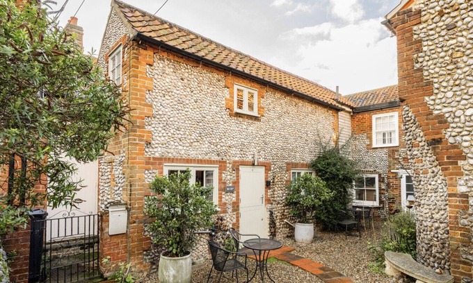 Holt House | a charming hideaway in Blakeney village