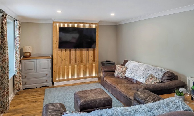 Wisbech Cottage | A charming riverside cottage in Upwell, accommodating up to 10 guests.