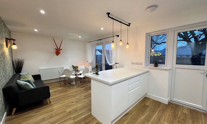 Bicester House | A Charming, Stylish & Spacious 3-Bedroom Mid-Century Homestay in Upper Heyford