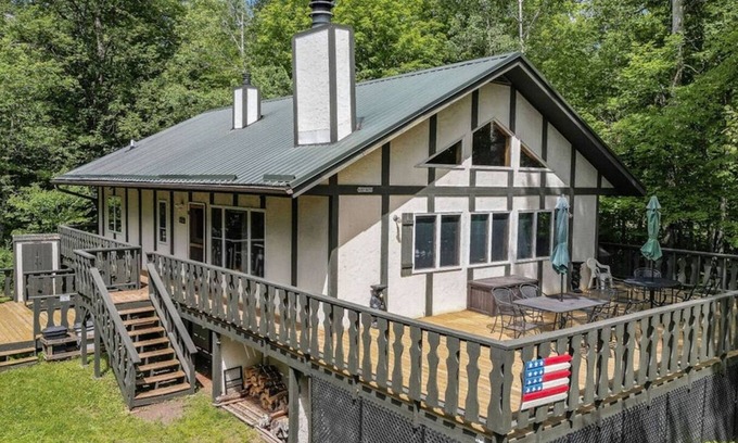 Bessemer House | A Comfortable & Spacious Retreat in the Powderhorn Village