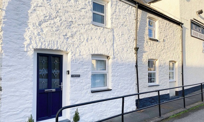 Llanrhystud Cottage | A cosy coastal cottage, offering a beautiful retreat for two.