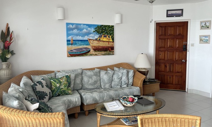 Sunset Crest Condo | A Cozy 1 bedroom 1 bathroom Rental Within 5 Minutes Walk to Beach & Shopping