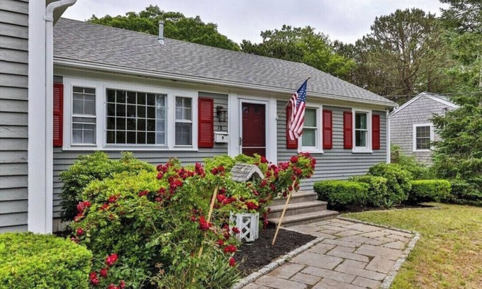West Yarmouth House | A Cozy Cape house steps to Restaurants & Beaches ~1.4 miles down scenic roads