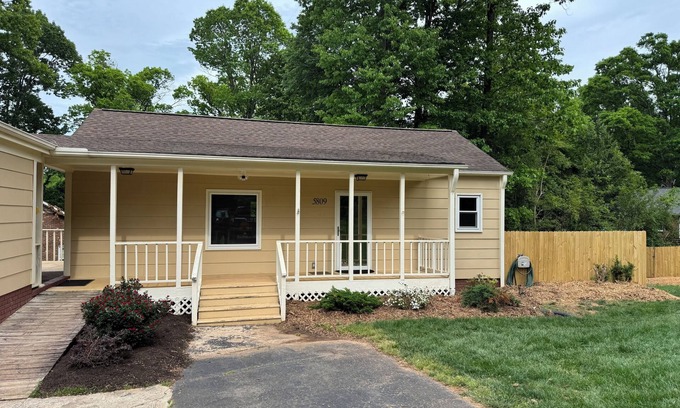 Charlotte House | A cozy “Guest House” bungalow in charming Charlotte.