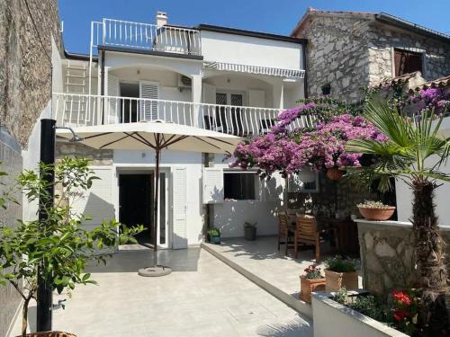 Susica Villa | A Cozy Home In the Heart of Old Murter, Croatia