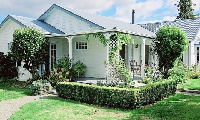 Motueka House | A delightful villa in the coastal town of Motueka.