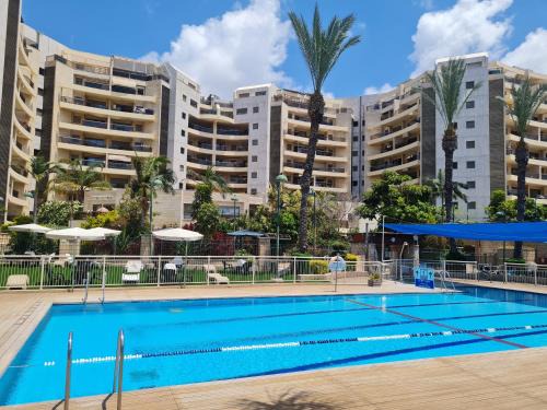 Ra'ananna House | A Dream Place in Raanana, up to 5 guests - Swimming Pool - Jacuzzi & Gym