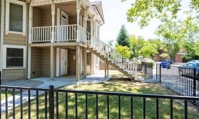 North Oak Park House | A+ DT 4BR Vic Walk to UC Davis & Shriner Med Cen