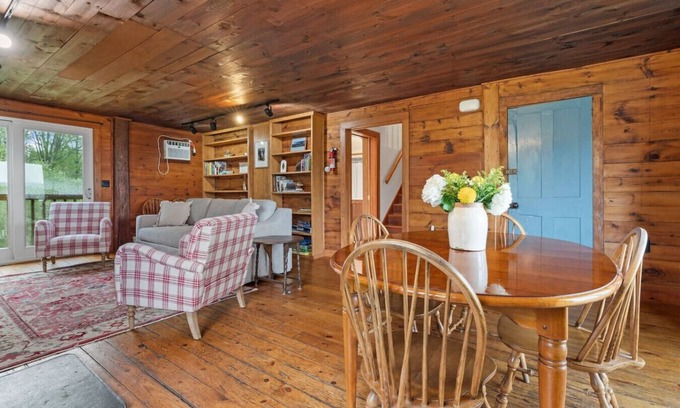 Loudon Apartment | A - Farmhouse Apartment on a Cattle Farm