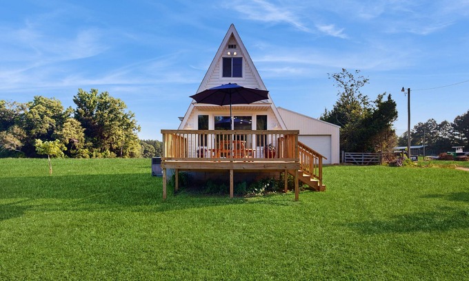 Leesville Apartment | A-frame cabin near Lake Murray with deck & kitchenette - dog friendly