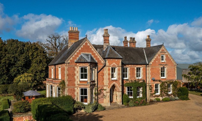 East Dereham Cottage | A grand 11 bedroom Victorian property, which sleeps 26 people.