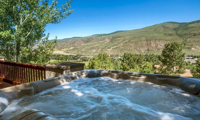 Eagle-Vail House | A Guest Favorite: Spacious 5BR Home with Hot Tub - Escape to the Mountains this Season or Plan Ahead