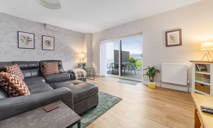 Mount Murray Cottage | A holiday cottage that sleeps 2 guests in 1 bedroom