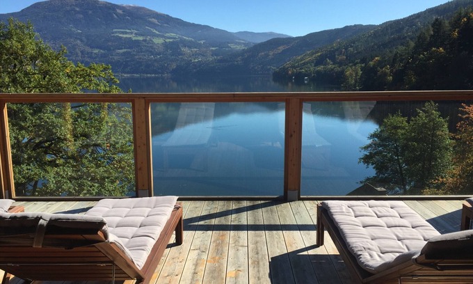 Spittal an der Drau House | A lake house with its own beach right on the lake