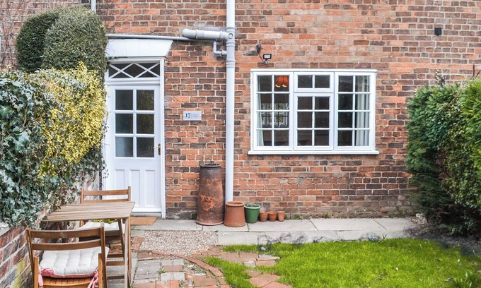 Louth Cottage | A lovely cottage with a view of the magnificent St James Church Spire.