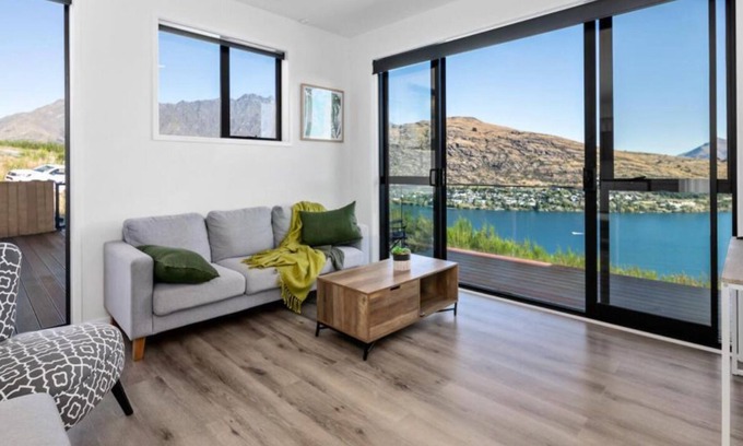 Frankton Villa | A LUCKIE CHARM - 8 BEDROOM TOWNHOUSE