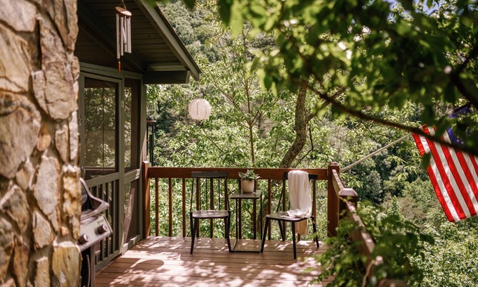 Cherry Log Cabin | A luxe family-friendly escape with mountain views!