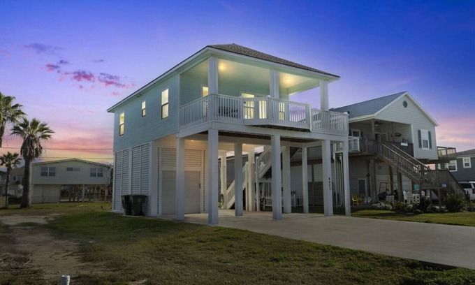 Galveston House | A&M's Perch: Near Marina/Park & Golf Cart Included