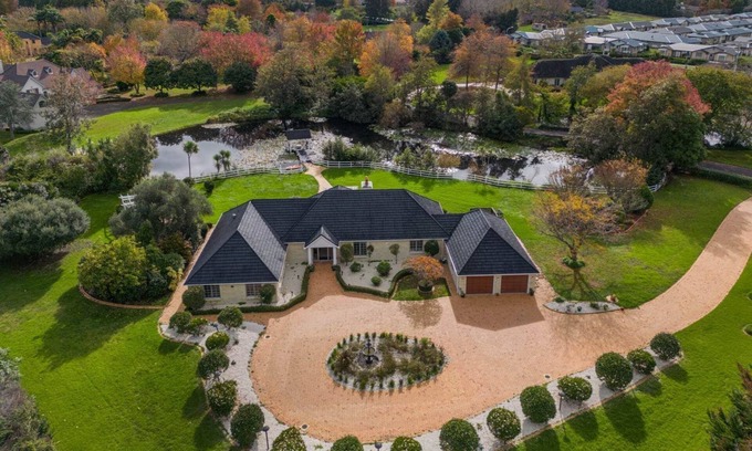 Papakura Villa | A Majestic Slice of Heaven with a private lake!