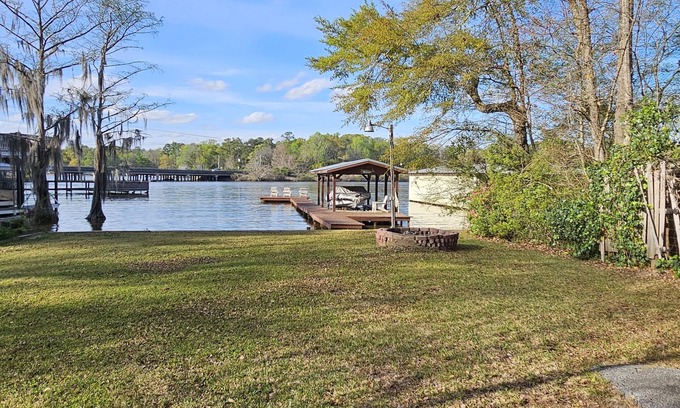 Warwick House | A-mazing clean and cozy Lakefront cottage! (Specials available)