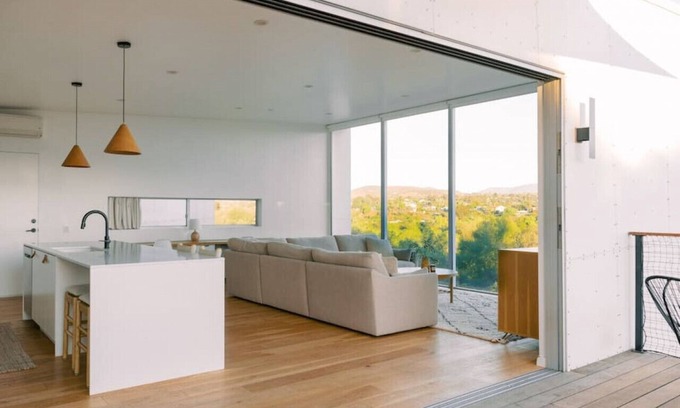 Bonita House | A modern light-filled home with views of the woods