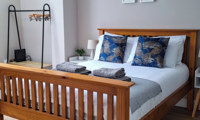 Ashford Apartment | A new 3-bed flat with en-suite near Heathrow