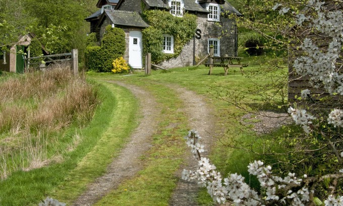 Llanidloes Cottage | A Peaceful Hideaway With Stunning Views