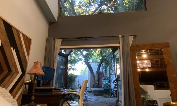 Del Rey Apartment | A perfect garden oasis conveniently located on the Westside
