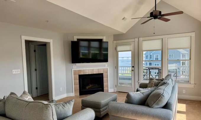 Manteo Condo | A Pirates Life - Fishing, Boat Slip, Pool, Gym!