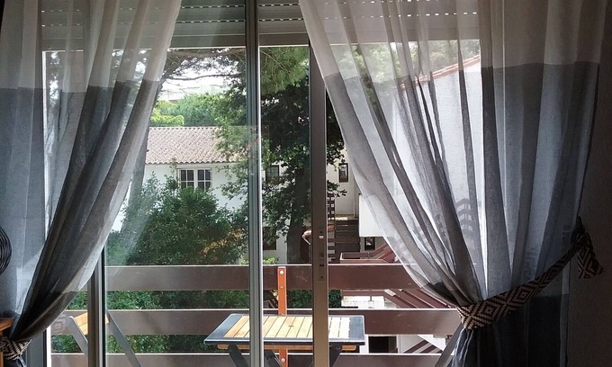 Royan Condo | A PRETTY STUDIO IN THE GREENERY