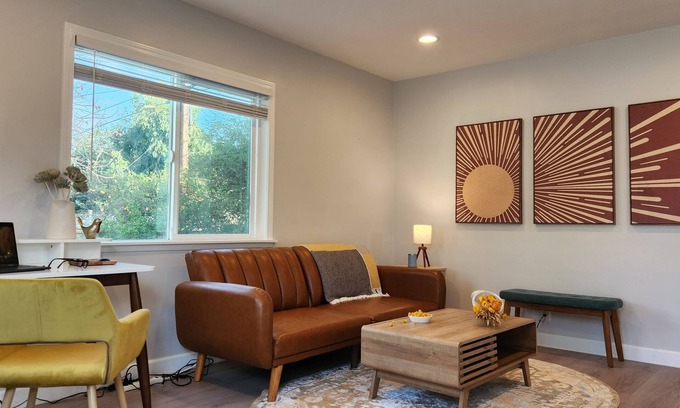 Rosemead House | A quiet 2-bedroom house nestled in a Rosemead courtyard.