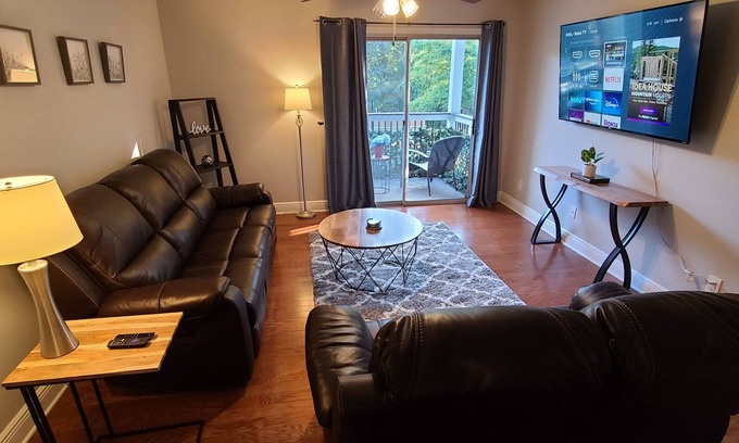 Sandy Springs Condo | A QUIET CONDO IN ATLANTA w/BALCONY 1king 1 Queen 2 twins 1 Qu Air mattress
